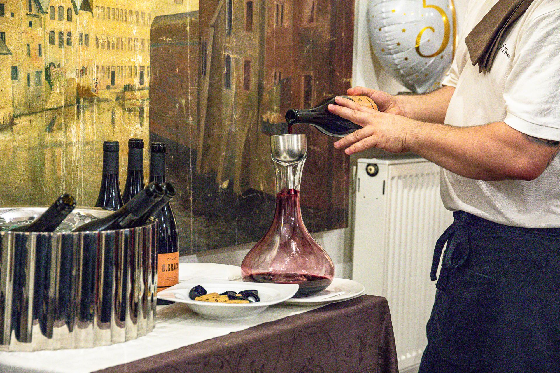 Service du vin en salle, ambiance de réception
