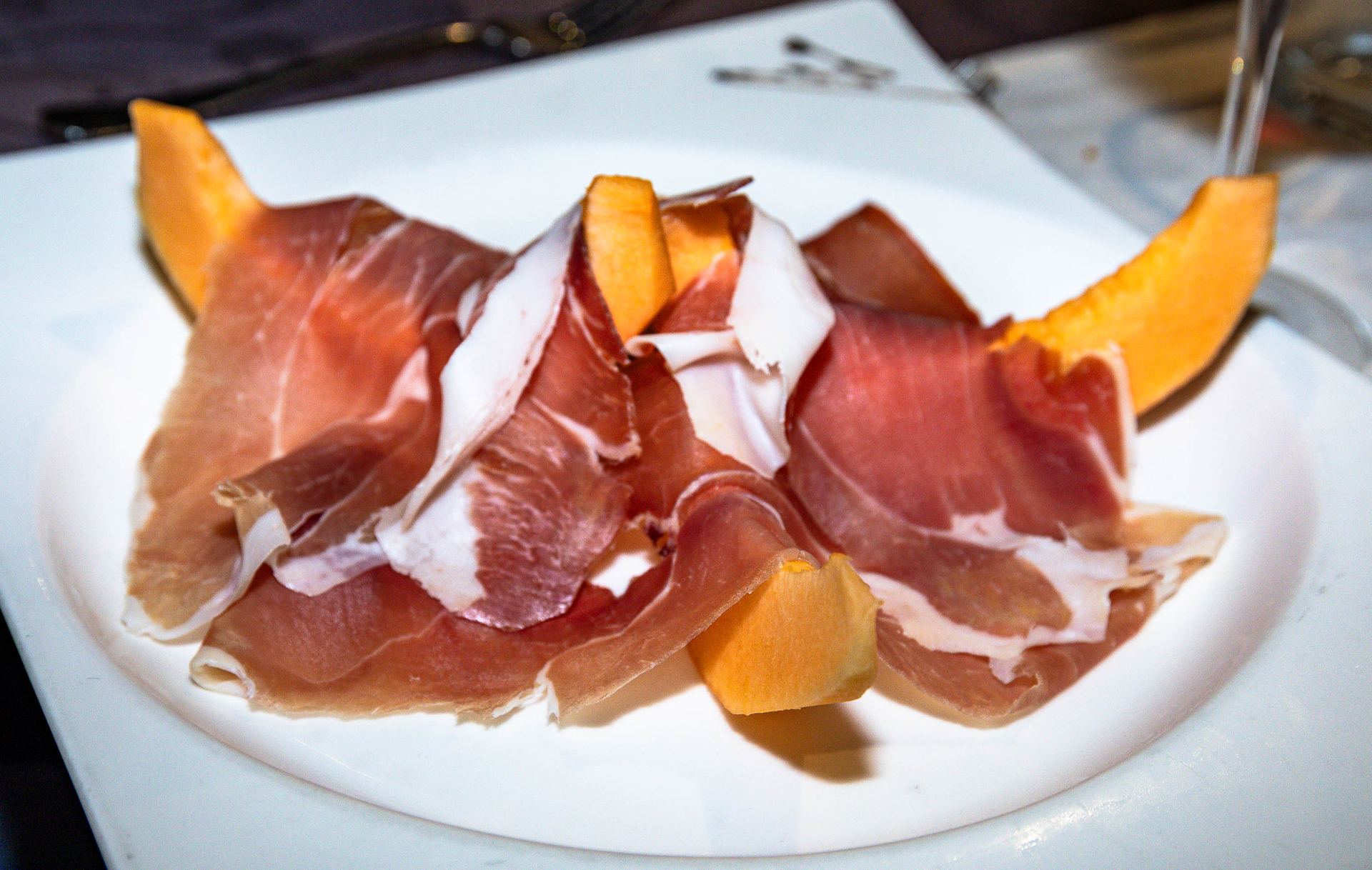 Assiette de jambon cru et melon, entrée de saison