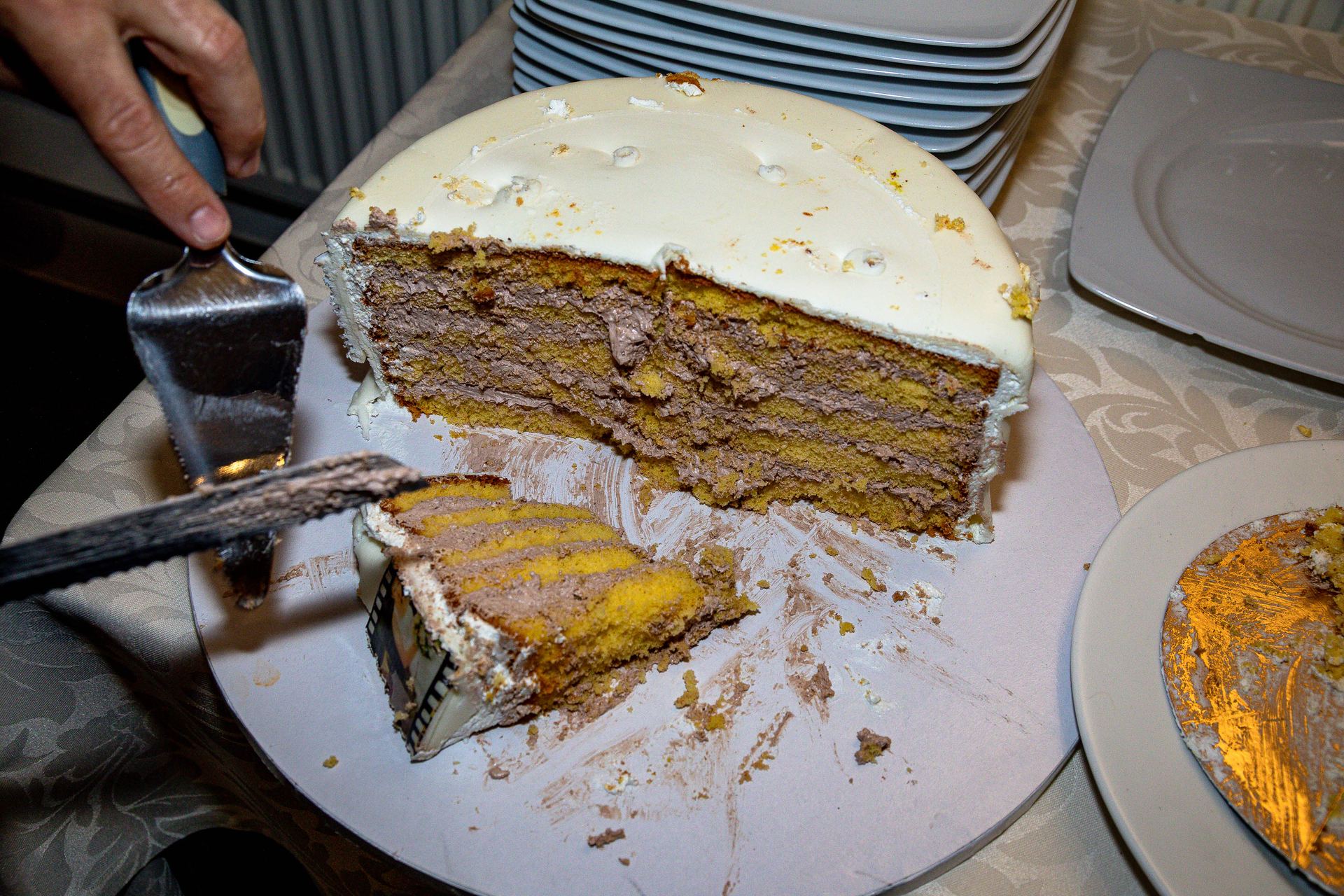 Découpe du gâteau d’anniversaire, deux étages chocolat et vanille