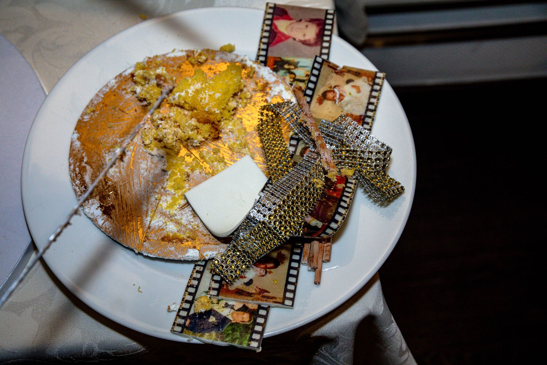 Assiette de gâteau entamée avec pellicule de photographies souvenirs