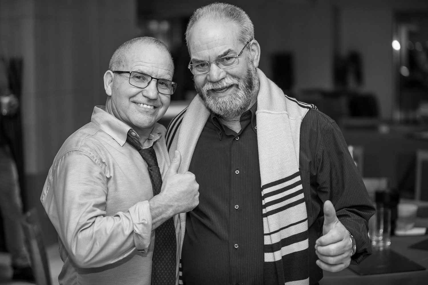 Deux hommes souriants, pouces levés, portrait de soirée