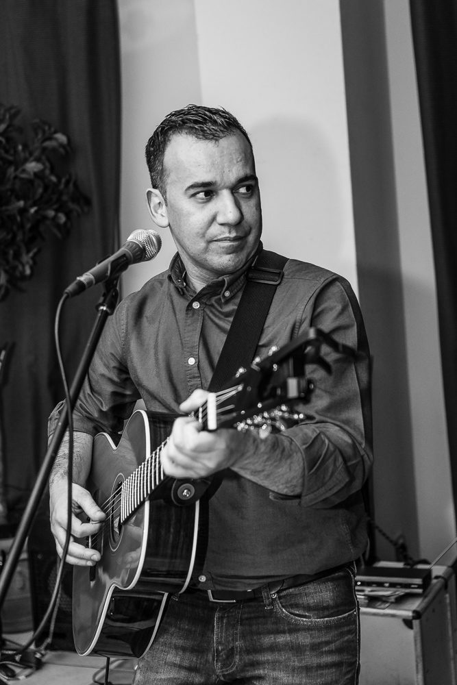 Portrait du guitariste, regard de côté, jeu en cours