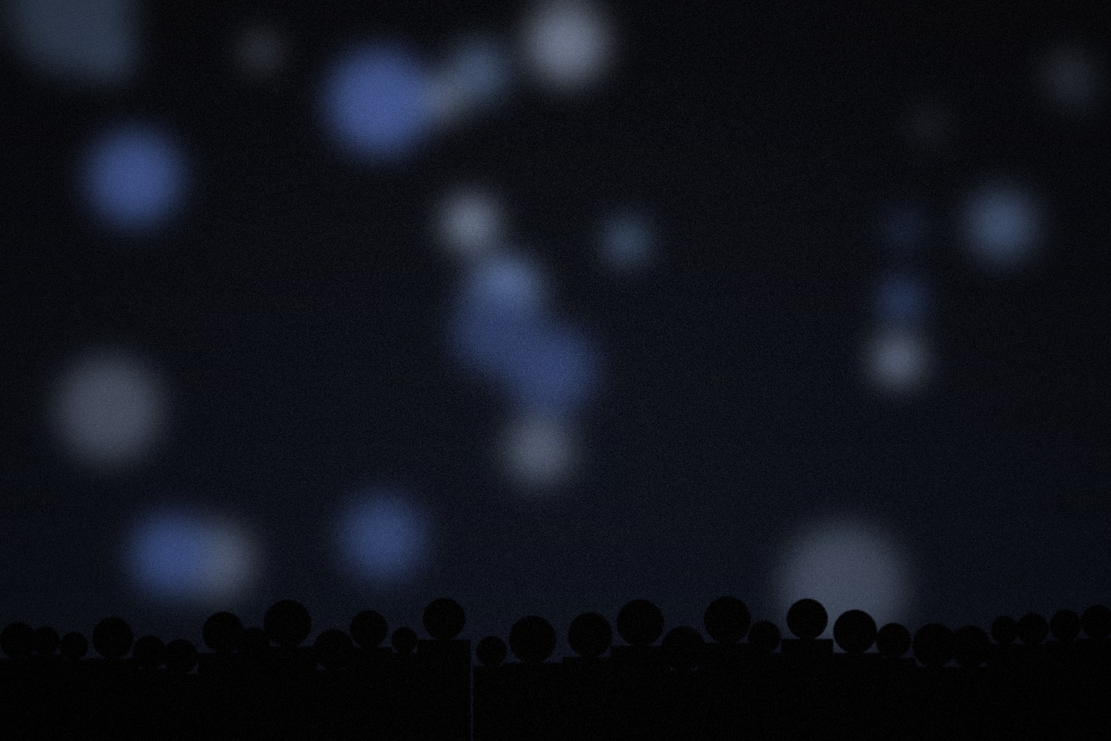 Reportage événementiel, foule et lumières bleutées