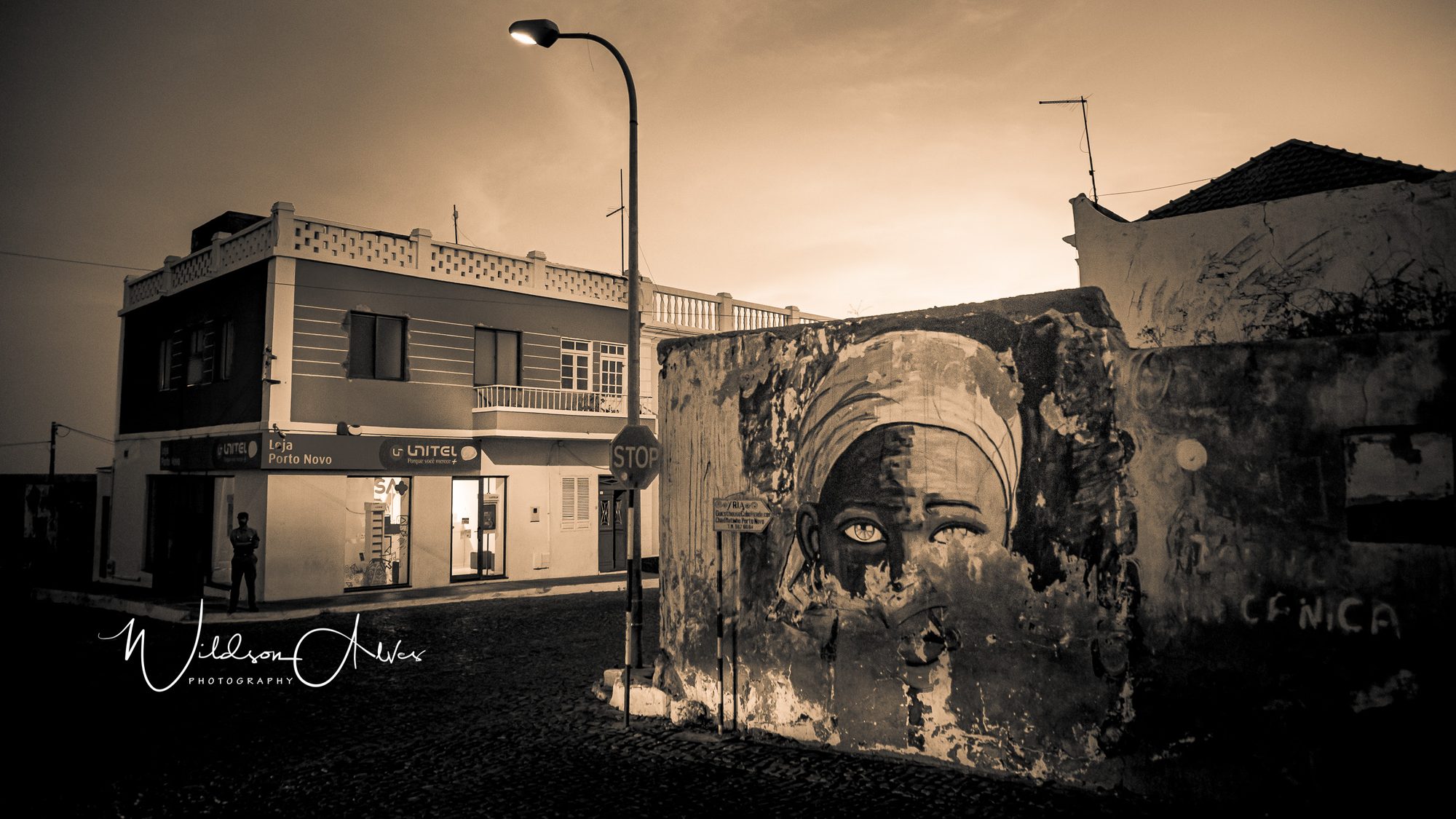 Rue de Porto Novo au crépuscule, fresque murale, tons chauds