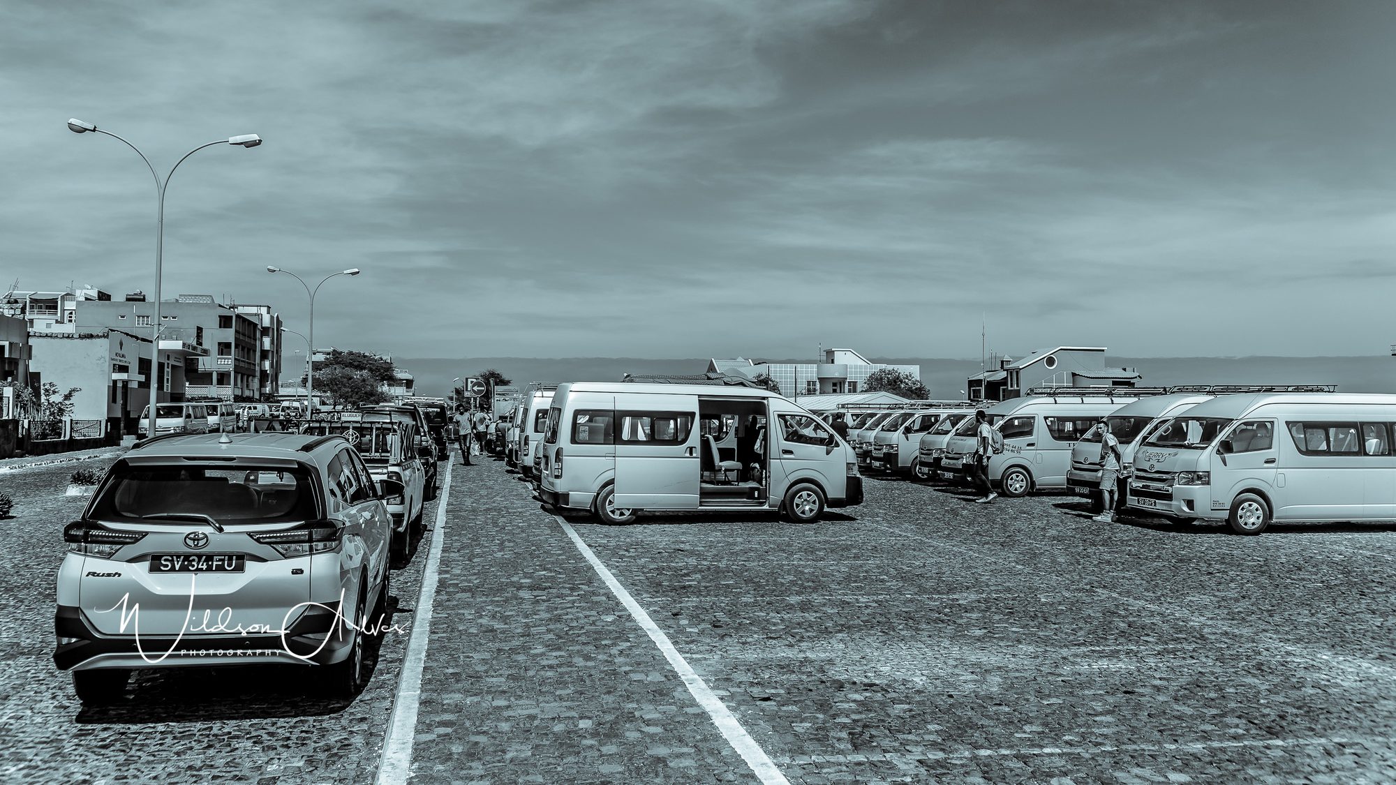Minibus et véhicules garés, second angle sur la place, Santo Antão