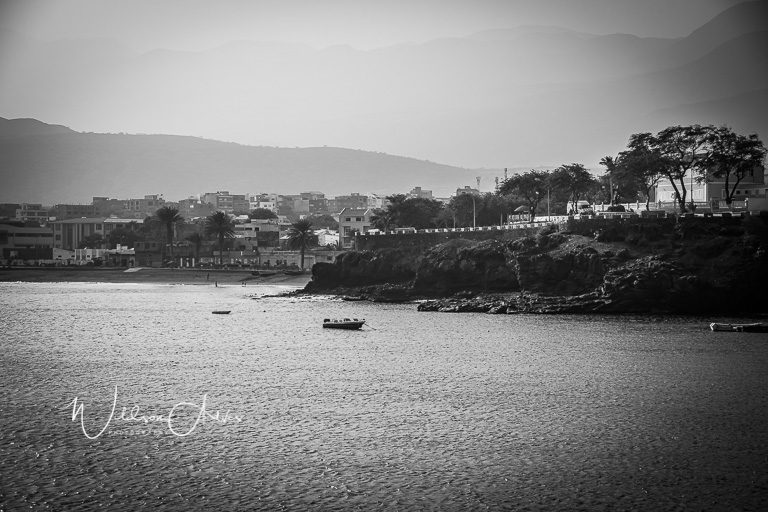 Vue de la baie en noir et blanc, tons froids, bateaux à l’ancre