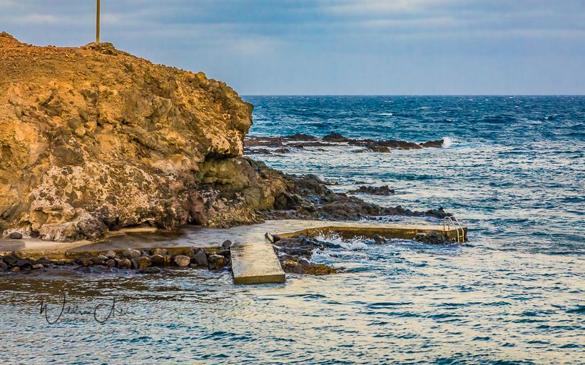 Piscine naturelle aménagée dans les rochers, bord de mer