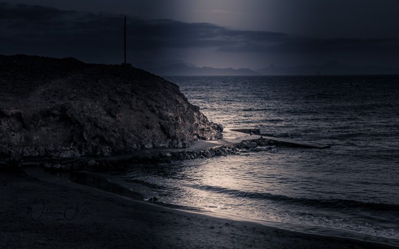 Plage et jetée sous le clair de lune, ambiance nocturne