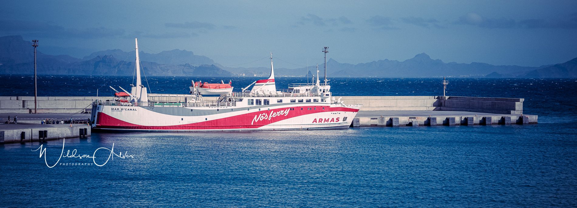 Ferry Mar D’Canal (Nôs Ferry) à quai à Porto Novo
