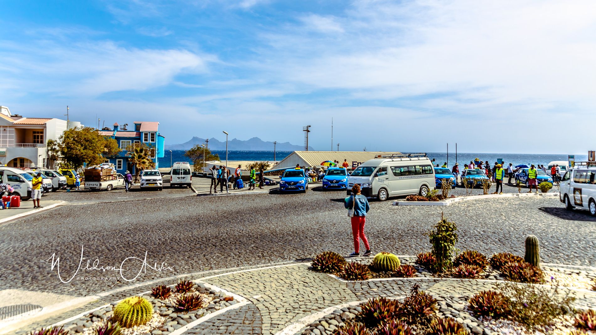 Taxis et voyageurs près du terminal ferry de Porto Novo